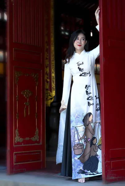 2019年8月3日 越南胡志明市 身穿传统长裙或青衣的越南女孩在越南胡志明市也表达了永恒的爱慕之情 — 图库照片