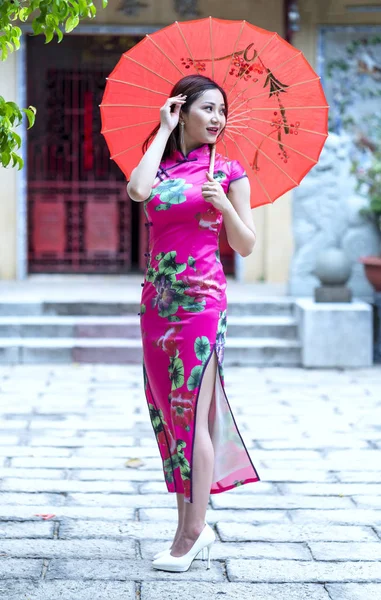 ベトナムホーチミン市 2019年8月3日 ベトナムの伝統的なチョンサムのドレスの女の子は ベトナムのホーチミン市の寺院で美しい朝の魅力としてポーズ — ストック写真