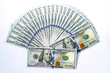 Beyaz arka planda izole edilmiş 100 dolarlık banknotlar kullandık. İş ve finans kavramı.