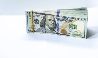 İzole edilmiş beyaz arka planda 100 dolarlık banknotlar. İş ve finans kavramı.