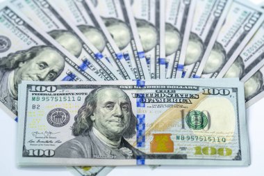 Beyaz arka planda izole edilmiş 100 dolarlık banknotlar kullandık. İş ve finans kavramı.