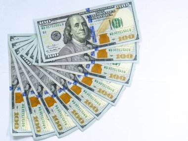 Beyaz arka planda izole edilmiş 100 dolarlık banknotlar kullandık. İş ve finans kavramı.