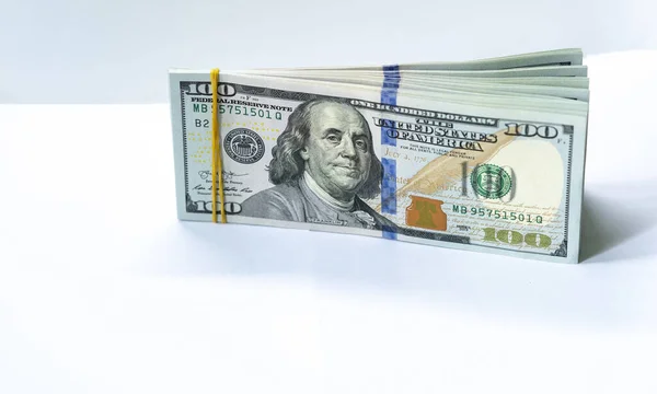 Zole Edilmiş Beyaz Arka Planda 100 Dolarlık Banknotlar Finans Kavramı — Stok fotoğraf