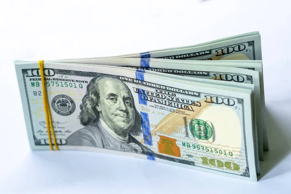 Zole Edilmiş Beyaz Arka Planda 100 Dolarlık Banknotlar Finans Kavramı — Stok fotoğraf