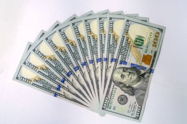 Beyaz arka planda izole edilmiş 100 dolarlık banknotlar kullandık. İş ve finans kavramı.