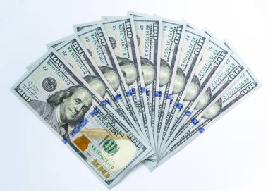 Beyaz arka planda izole edilmiş 100 dolarlık banknotlar kullandık. İş ve finans kavramı.