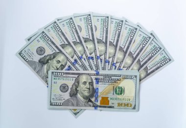 Beyaz arka planda izole edilmiş 100 dolarlık banknotlar kullandık. İş ve finans kavramı.
