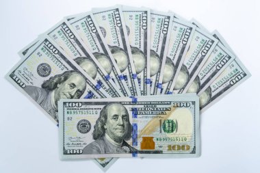 Beyaz arka planda izole edilmiş 100 dolarlık banknotlar kullandık. İş ve finans kavramı.