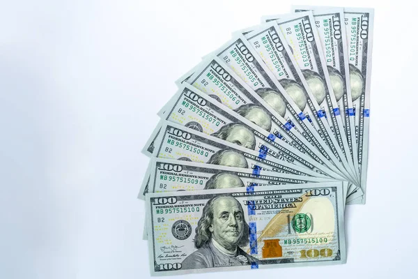 Beyaz arka planda izole edilmiş 100 dolarlık banknotlar kullandık. İş ve finans kavramı.