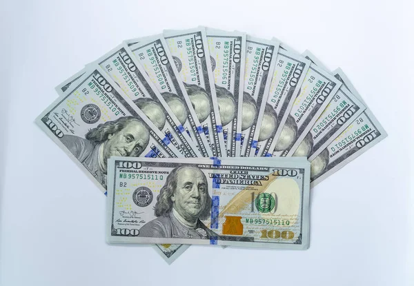 Beyaz arka planda izole edilmiş 100 dolarlık banknotlar kullandık. İş ve finans kavramı.