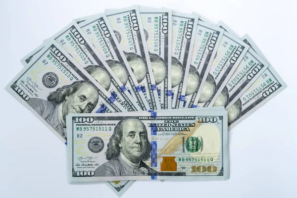 Beyaz arka planda izole edilmiş 100 dolarlık banknotlar kullandık. İş ve finans kavramı.