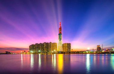 Ho Chi Minh City, Vietnam - 1 Ocak 2020: Günbatımında gökdelen etkileyici bir apartman, modern mimari ile kentsel gelişimi gösteriyor Ho Chi Minh City, Vietnam