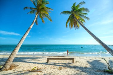 Mui Ne, Vietnam - 3 Mart 2020: Yabancı turist yaz öğleden sonra Mui Ne, Vietnam 'da tropik bir plajda dinleniyor