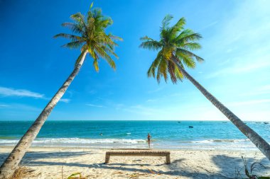 Mui Ne, Vietnam - 3 Mart 2020: Yabancı turist yaz öğleden sonra Mui Ne, Vietnam 'da tropik bir plajda dinleniyor