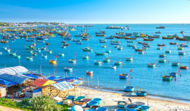 Mui Ne, Vietnam - 3 Mart 2020: Balıkçı köyü ve geleneksel balıkçı teknesi güneşli bir sabahta demir attı. Burası tekneler için körfez. Mui Ne, Vietnam 'da yağmur mevsimi fırtınalarından korunmak için.