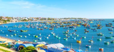 Mui Ne, Vietnam - 3 Mart 2020: Balıkçı köyü ve geleneksel balıkçı teknesi güneşli bir sabahta demir attı. Burası tekneler için körfez. Mui Ne, Vietnam 'da yağmur mevsimi fırtınalarından korunmak için.