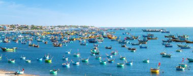 Mui Ne, Vietnam - 3 Mart 2020: Balıkçı köyü ve geleneksel balıkçı teknesi güneşli bir sabahta demir attı. Burası tekneler için körfez. Mui Ne, Vietnam 'da yağmur mevsimi fırtınalarından korunmak için.