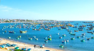 Mui Ne, Vietnam - 3 Mart 2020: Balıkçı köyü ve geleneksel balıkçı teknesi güneşli bir sabahta demir attı. Burası tekneler için körfez. Mui Ne, Vietnam 'da yağmur mevsimi fırtınalarından korunmak için.