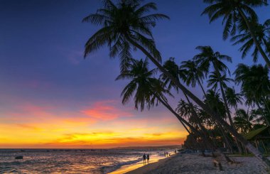 Orta Vietnam 'da yaz mevsiminde tropik bir plajda gün batımı manzarası