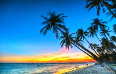 Orta Vietnam 'da yaz mevsiminde tropik bir plajda gün batımı manzarası