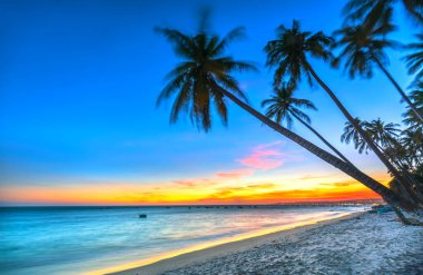 Orta Vietnam 'da yaz mevsiminde tropik bir plajda gün batımı manzarası