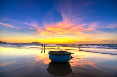Mui Ne, Vietnam - 4 Mart 2020: Sabahleyin balıkçılar Mui Ne, Vietnam 'da yakalanan balıklarla dolu bir denize yolculuk için hazırlanırken