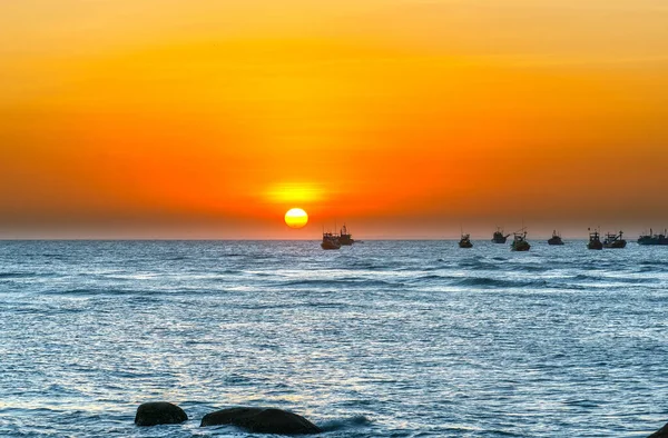 Gün Batımında Deniz Manzarası Güneş Ufuk Çizgisinde Parıldarken Parlak Sarı — Stok fotoğraf