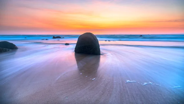 Aube Sur Une Belle Plage Avec Des Vagues Qui Écrasent — Photo