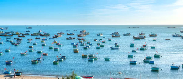 Mui Ne, Vietnam - 3 Mart 2020: Balıkçı köyü ve geleneksel balıkçı teknesi güneşli bir sabahta demir attı. Burası tekneler için körfez. Mui Ne, Vietnam 'da yağmur mevsimi fırtınalarından korunmak için.