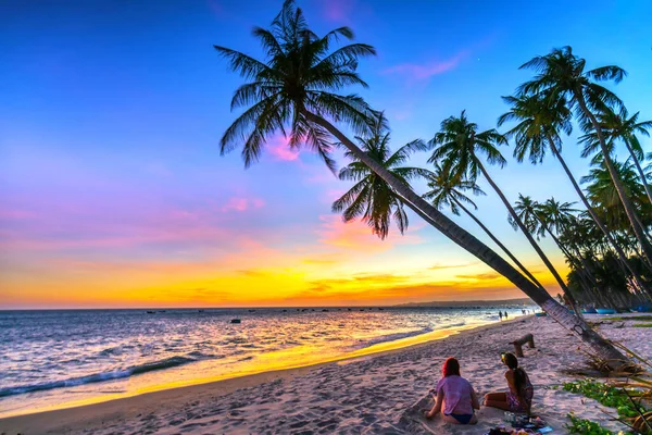 Puesta Sol Playa Con Pareja Siluetas Cocoteros Inclinados Largas Playas —  Fotos de Stock