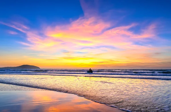 Strandhintergrund Bei Farbenfrohem Sonnenaufgang Ist Schön Und Friedlich — Stockfoto