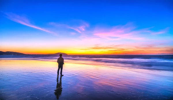 Mui Vietnã Março 2020 Silhueta Homem Praia Olhando Para Nascer — Fotografia de Stock