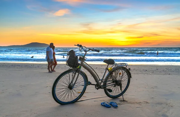 Велосипед Красивого Пляжа Даун Средство Прибрежной Прогулки Огненных Мужчин — стоковое фото
