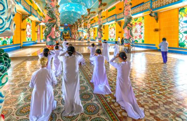 Tay Ninh, Vietnam - 9 Şubat 2020: insanlar kutsal Cao Dai manastırında dua ediyorlar. Cao Dai, Tay Ninh, Vietnam 'da farklı dinleri karıştıran bir Vietnam dinidir.