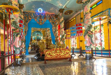 Tay Ninh, Vietnam - 9 Şubat 2020: Cao Dai Manastırı 'nın iç görünüşü, burası resmi olarak turistleri Tay Ninh, Vietnam' a davet eden ve hayran bırakan bir kilise kulesi.