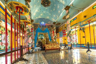 Tay Ninh, Vietnam - 9 Şubat 2020: Cao Dai Manastırı 'nın iç görünüşü, burası resmi olarak turistleri Tay Ninh, Vietnam' a davet eden ve hayran bırakan bir kilise kulesi.