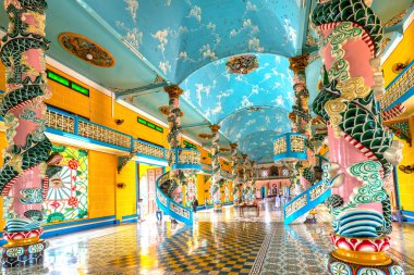 Tay Ninh, Vietnam - 9 Şubat 2020: Cao Dai Manastırı 'nın iç görünüşü, burası resmi olarak turistleri Tay Ninh, Vietnam' a davet eden ve hayran bırakan bir kilise kulesi.