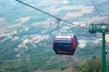 Tay Ninh, Vietnam - 9 Şubat 2020: Dağın zirvesine turist taşıyan teleferik arka planda Ba Den 'i ziyaret ediyor. Bu Tay Ninh, Vietnam 'daki en modern dağ taşıma sistemi.