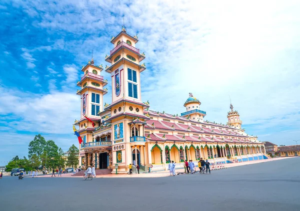 ベトナム 2020年2月9日 聖なる寺院の外の風景は1926年に建てられました これは正式に訪問し ベトナムで賞賛する観光客を集めている教会の塔の中心です — ストック写真