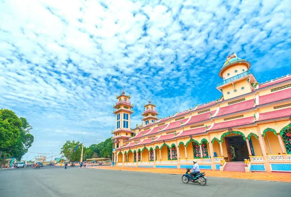 ベトナム 2020年2月9日 聖なる寺院の外の風景は1926年に建てられました これは正式に訪問し ベトナムで賞賛する観光客を集めている教会の塔の中心です — ストック写真