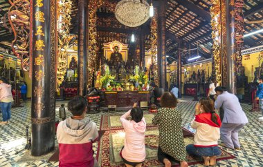 Ho Chi Minh şehri, Vietnam, 8 Şubat 2019: Budistler, Ho Chi Minh şehrinde bir ibadet ve ruhani kültür merkezi olan Giac Lam pagoda 'nın ana salonunda Buda' ya dua ediyorlar.