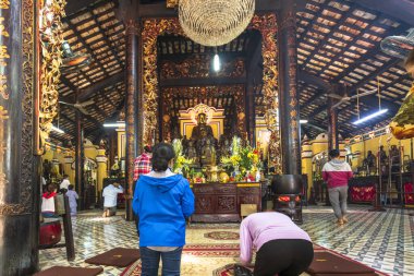 Ho Chi Minh şehri, Vietnam, 8 Şubat 2019: Budistler, Ho Chi Minh şehrinde bir ibadet ve ruhani kültür merkezi olan Giac Lam pagoda 'nın ana salonunda Buda' ya dua ediyorlar.