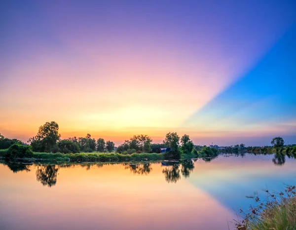 Soleil Rayonne Horizon Façon Spectaculaire Travers Les Nuages Soleil Pourpre — Photo