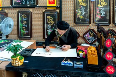 Ho Chi Minh Şehri, Vietnam - 15 Ocak 2020: Vietnamlı bilginler ay yeni yıl kaligrafi festivalinde kaligrafi yazıyor Ho Chi Minh, Vietnam 'da Tet tatili sırasında popüler bir gelenektir.
