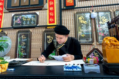 Ho Chi Minh Şehri, Vietnam - 15 Ocak 2020: Vietnamlı bilginler ay yeni yıl kaligrafi festivalinde kaligrafi yazıyor Ho Chi Minh, Vietnam 'da Tet tatili sırasında popüler bir gelenektir.