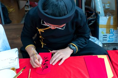 Ho Chi Minh Şehri, Vietnam - 15 Ocak 2020: Vietnamlı bilginler ay yeni yıl kaligrafi festivalinde kaligrafi yazıyor Ho Chi Minh, Vietnam 'da Tet tatili sırasında popüler bir gelenektir.