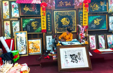 Ho Chi Minh Şehri, Vietnam - 15 Ocak 2020: Vietnamlı bilginler ay yeni yıl kaligrafi festivalinde kaligrafi yazıyor Ho Chi Minh, Vietnam 'da Tet tatili sırasında popüler bir gelenektir.