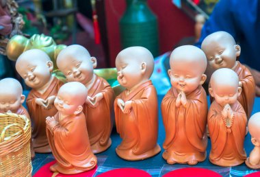 Çömlek ürünleri, ikinci el yeni yıl için piyasadaki komik küçük amcayı şekillendirdi.