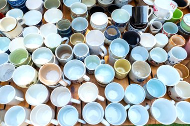 Porselen çay fincanları ve kahve fincanları güzel ikinci el pazarında satılır. Ürün topraktan pişirildi. Çok insancıl ve dayanıklı.