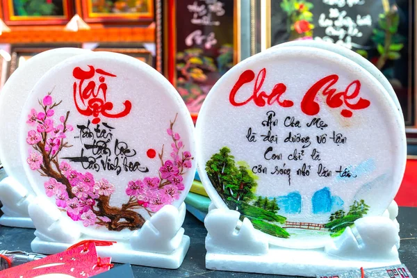 ベトナム語で ハッピー メリット フォーチュン という文字を持つ陶器の旧正月の芸術は 伝統的なベトナムの伝統的な旧正月として屋内で飾るために使用されます — ストック写真